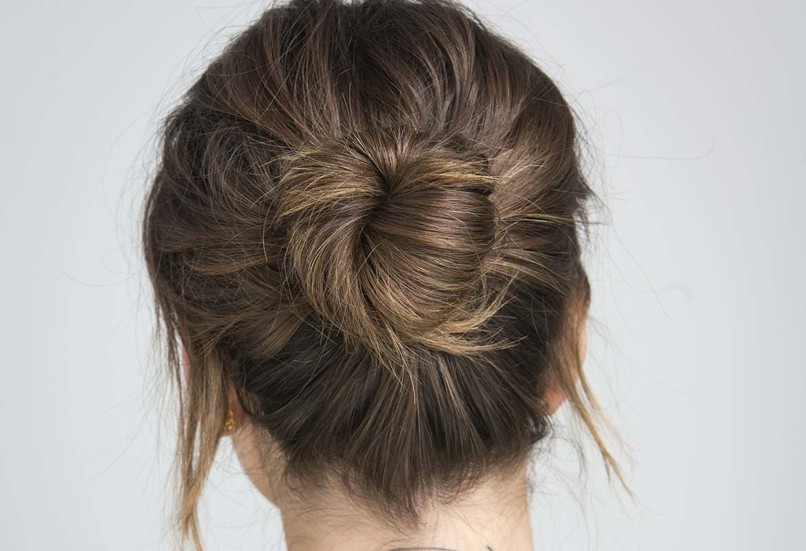 Dale forma a tu moño despeinado y fíjalo con la Laca Elnett de L’Oréal Paris para que no se deshaga.